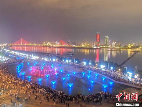 航拍南昌秋水广场绚丽音乐喷泉表演 图