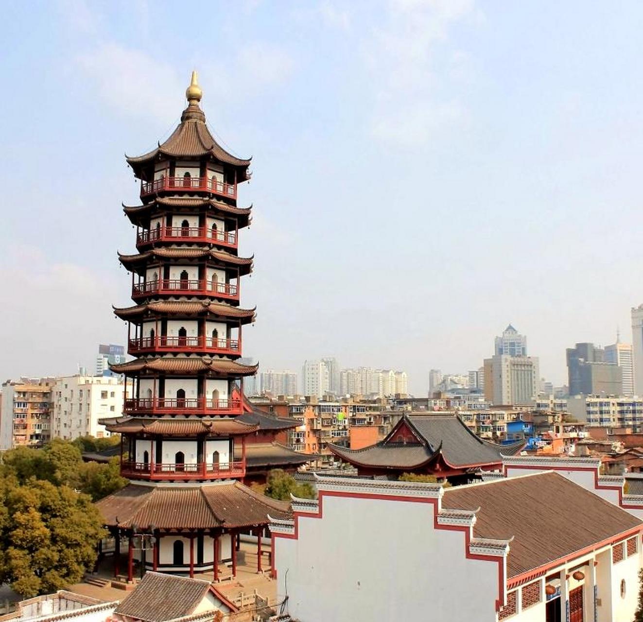 绳金塔上瞰豫章——登临古塔赏南昌风华